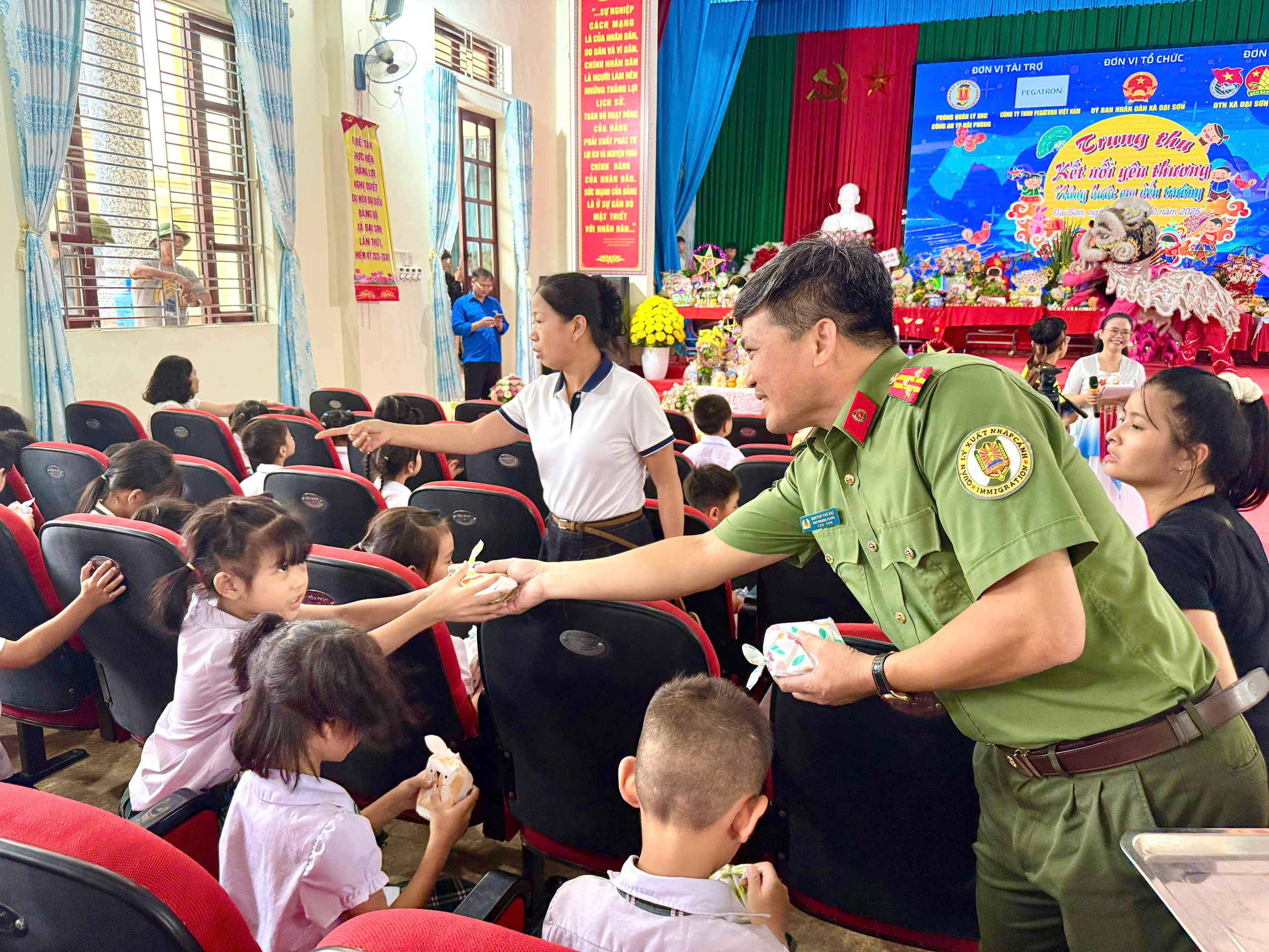 Phòng Quản lý xuất nhập cảnh - CATP: Chung tay mang niềm vui Trung thu cho thiếu nhi xã Đại Sơn